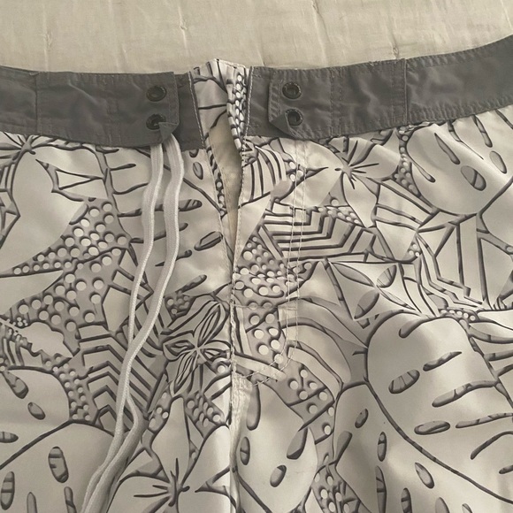 Old Navy Men's Gray Patterned Board Shorts - Picture 2 of 4